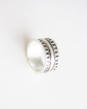 Ρυθμιζόμενο δαχτυλίδι από επιπλατινωμένο ορείχαλκο με χαραγμένο εθνοτικό μοτίβο