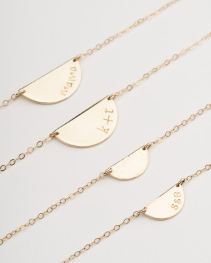 Collar media luna oro chapa
