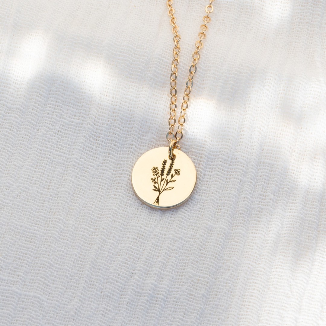 Floral Necklace ~ Προσαρμόστε το επιλέγοντας το αγαπημένο σας λουλούδι από τη συλλογή μας και δημιουργήστε ένα κολιέ που αντιπροσωπεύει το δικό σας στυλ 🌻<br/>
.<br/>
.<br/>
.<br/>
.<br/>
.<br/>
 #flora #floral #personalizedjewelry #ianassa #personalizednecklace #handmadejewelry #greekdesigners