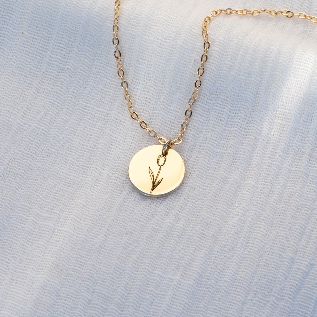 Floral Necklace ~ Προσαρμόστε το επιλέγοντας το αγαπημένο σας λουλούδι από τη συλλογή μας και δημιουργήστε ένα κολιέ που αντιπροσωπεύει το δικό σας στυλ 🌻<br/>
.<br/>
.<br/>
.<br/>
.<br/>
.<br/>
 #flora #floral #personalizedjewelry #ianassa #personalizednecklace #handmadejewelry #greekdesigners