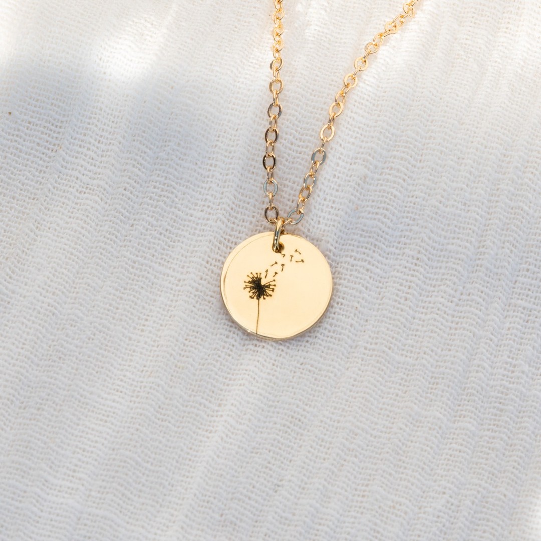 Floral Necklace ~ Προσαρμόστε το επιλέγοντας το αγαπημένο σας λουλούδι από τη συλλογή μας και δημιουργήστε ένα κολιέ που αντιπροσωπεύει το δικό σας στυλ 🌻<br/>
.<br/>
.<br/>
.<br/>
.<br/>
.<br/>
 #flora #floral #personalizedjewelry #ianassa #personalizednecklace #handmadejewelry #greekdesigners