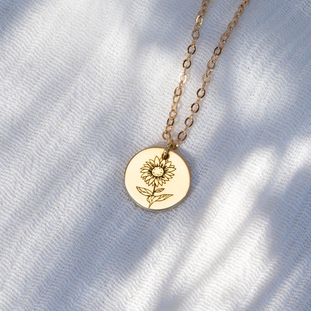 Floral Necklace ~ Προσαρμόστε το επιλέγοντας το αγαπημένο σας λουλούδι από τη συλλογή μας και δημιουργήστε ένα κολιέ που αντιπροσωπεύει το δικό σας στυλ 🌻<br/>
.<br/>
.<br/>
.<br/>
.<br/>
.<br/>
 #flora #floral #personalizedjewelry #ianassa #personalizednecklace #handmadejewelry #greekdesigners
