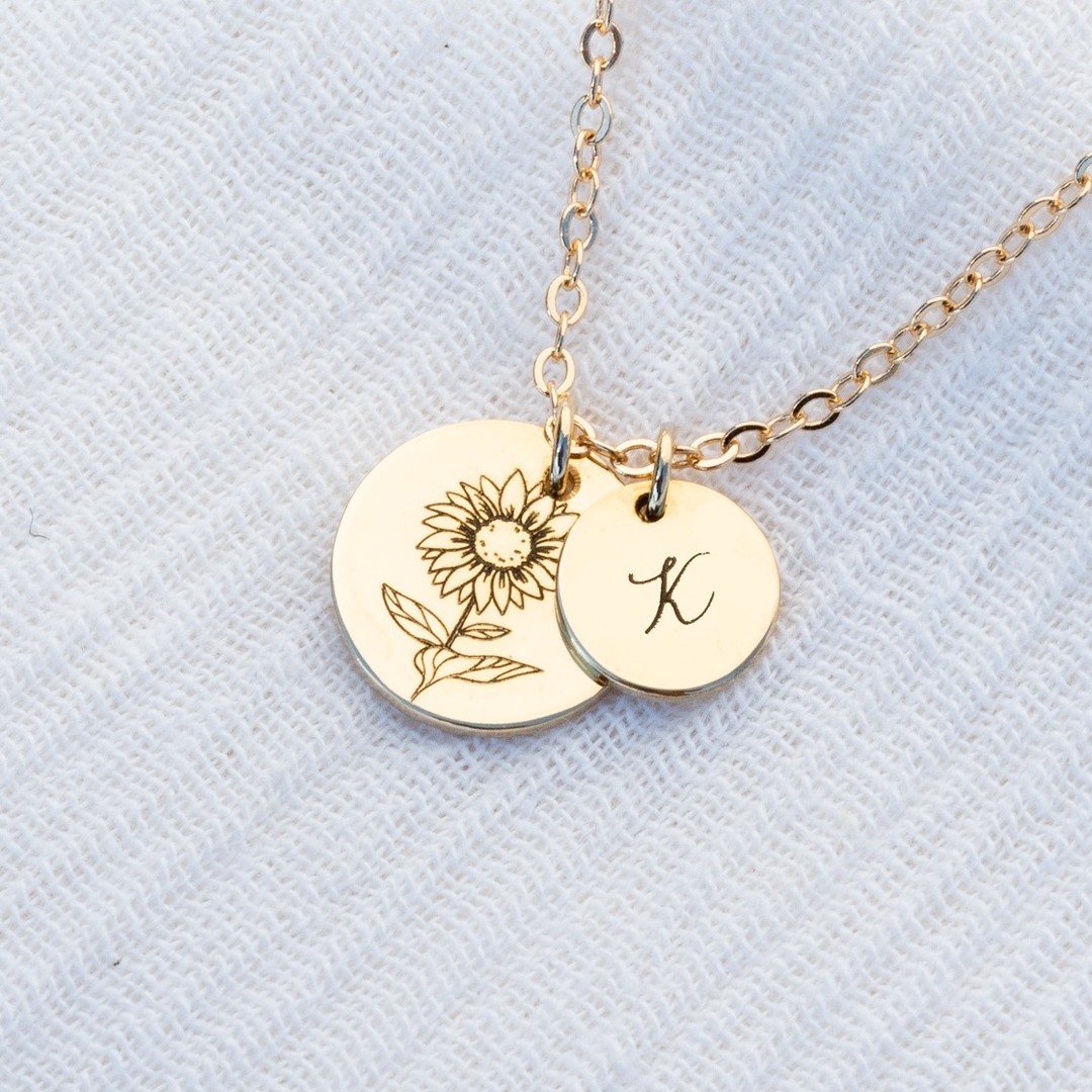 Floral Necklace ~ Προσαρμόστε το επιλέγοντας το αγαπημένο σας λουλούδι από τη συλλογή μας και δημιουργήστε ένα κολιέ που αντιπροσωπεύει το δικό σας στυλ 🌻<br/>
.<br/>
.<br/>
.<br/>
.<br/>
.<br/>
 #flora #floral #personalizedjewelry #ianassa #personalizednecklace #handmadejewelry #greekdesigners
