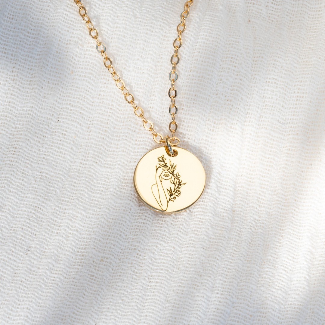 Floral Necklace ~ Προσαρμόστε το επιλέγοντας το αγαπημένο σας λουλούδι από τη συλλογή μας και δημιουργήστε ένα κολιέ που αντιπροσωπεύει το δικό σας στυλ 🌻<br/>
.<br/>
.<br/>
.<br/>
.<br/>
.<br/>
 #flora #floral #personalizedjewelry #ianassa #personalizednecklace #handmadejewelry #greekdesigners