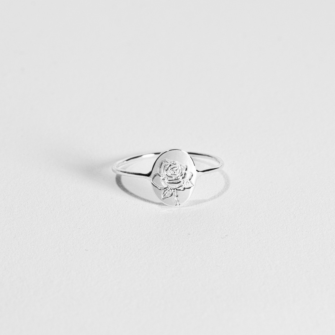 Rose Flower Ring in Oval<br/>
.<br/>
.<br/>
.<br/>
#ianassa #minimaljewelry #greekbrand #silverjewelry #jewelrydesign #jewellery #rose #handcraftedjewelry #flowers