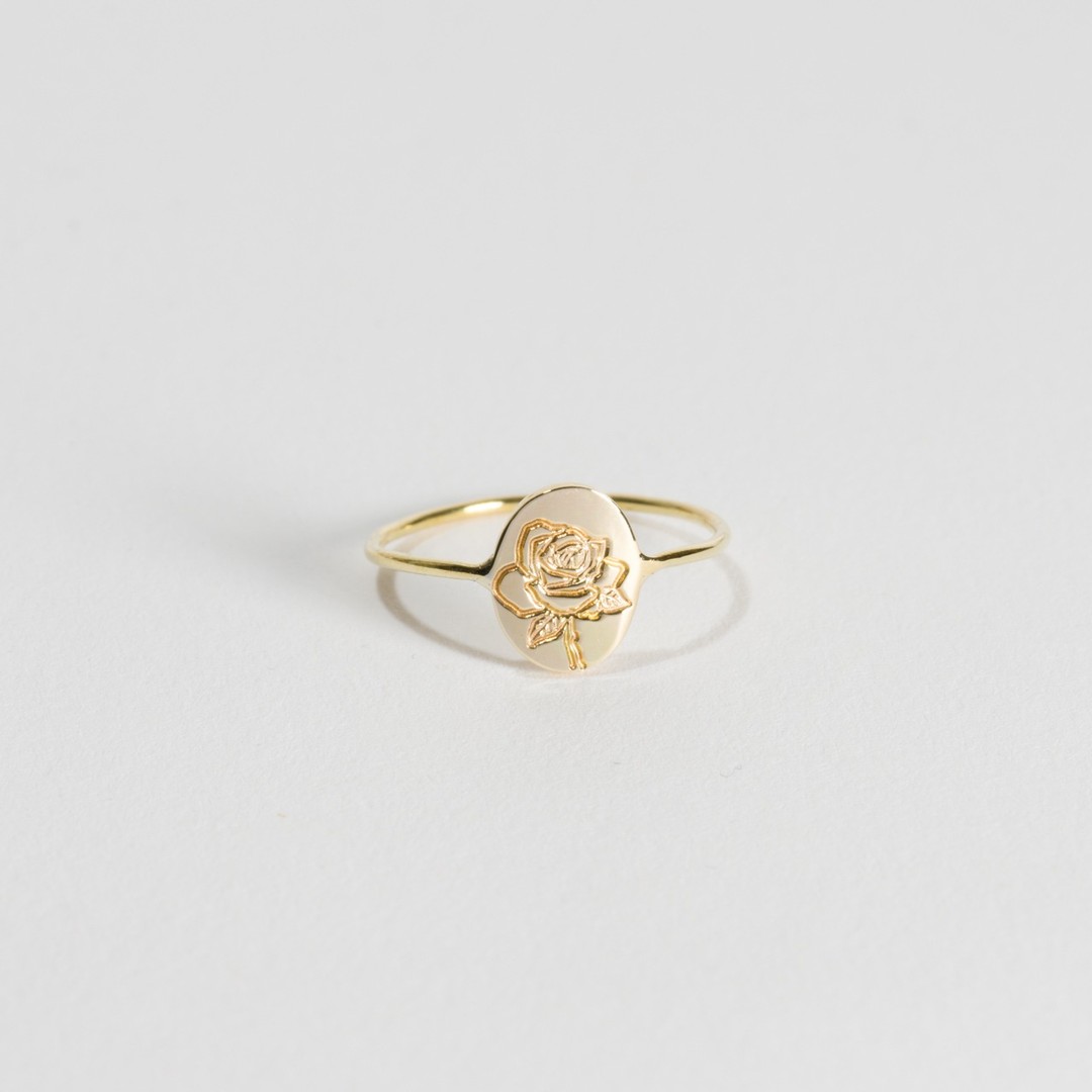 Rose Flower Ring in Oval<br/>
.<br/>
.<br/>
.<br/>
#ianassa #minimaljewelry #greekbrand #silverjewelry #jewelrydesign #jewellery #rose #handcraftedjewelry #flowers