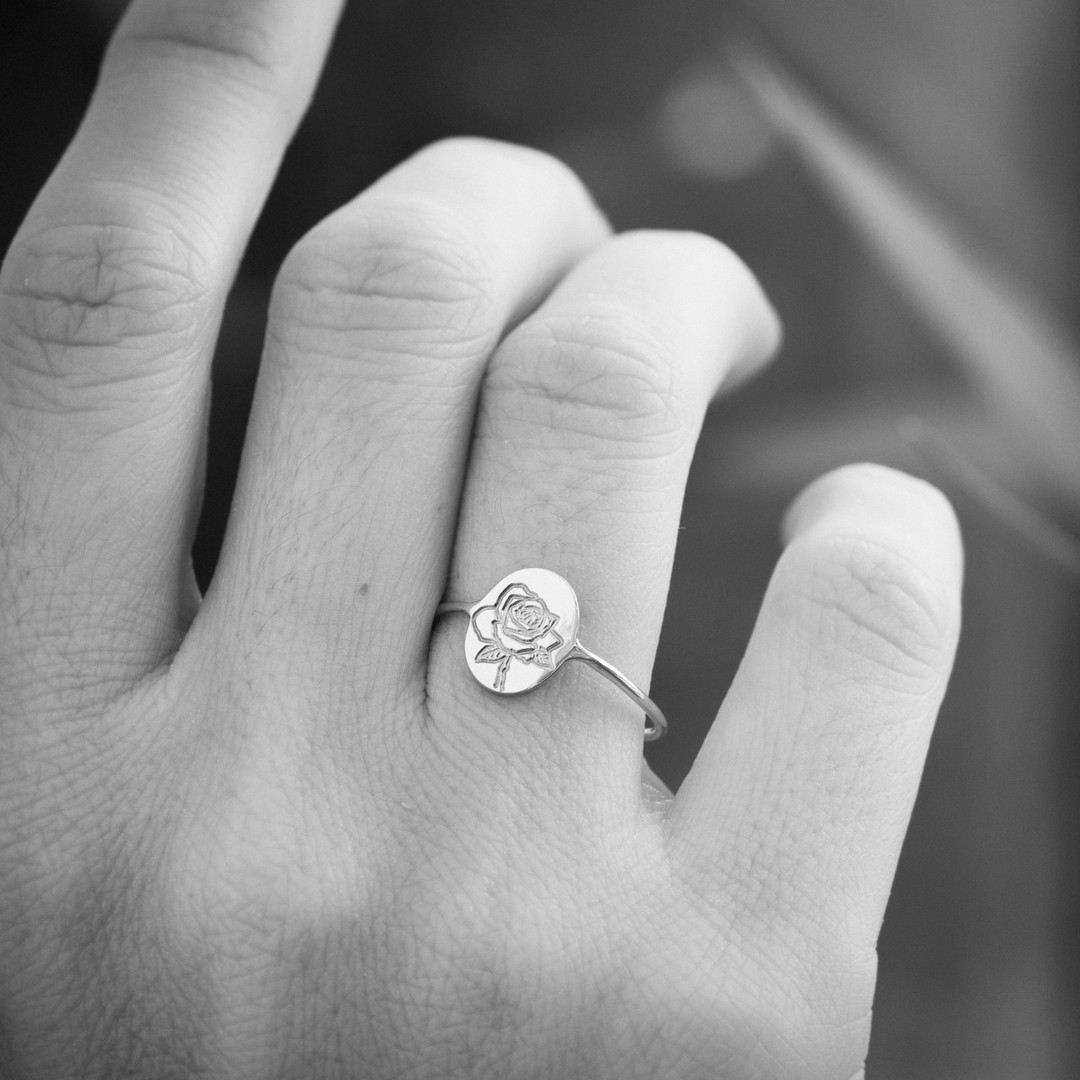 Rose Flower Ring in Oval<br/>
.<br/>
.<br/>
.<br/>
#ianassa #minimaljewelry #greekbrand #silverjewelry #jewelrydesign #jewellery #rose #handcraftedjewelry #flowers