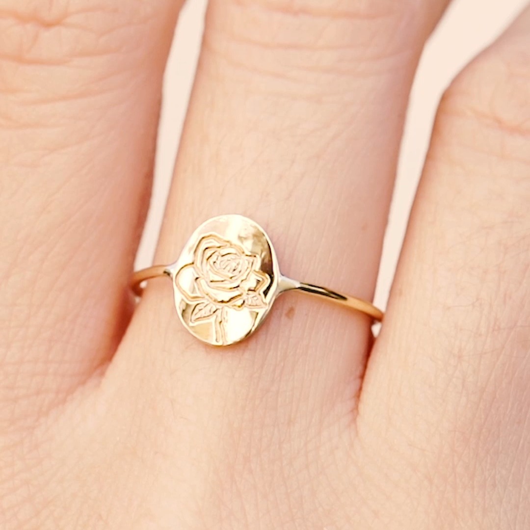 Rose Flower Ring in Oval<br/>
.<br/>
.<br/>
.<br/>
#ianassa #minimaljewelry #greekbrand #silverjewelry #jewelrydesign #jewellery #rose #handcraftedjewelry #flowers