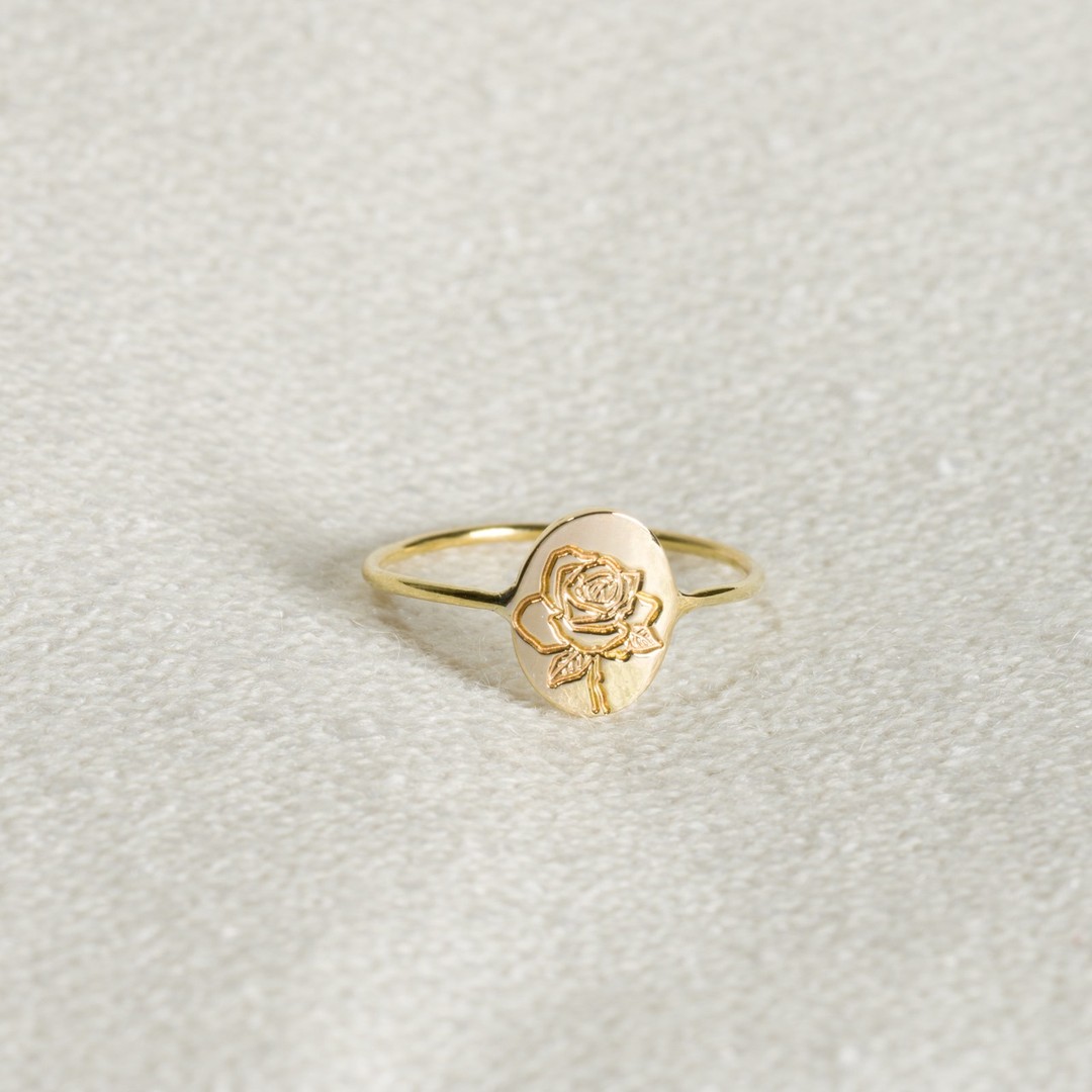 Rose Flower Ring in Oval<br/>
.<br/>
.<br/>
.<br/>
#ianassa #minimaljewelry #greekbrand #silverjewelry #jewelrydesign #jewellery #rose #handcraftedjewelry #flowers