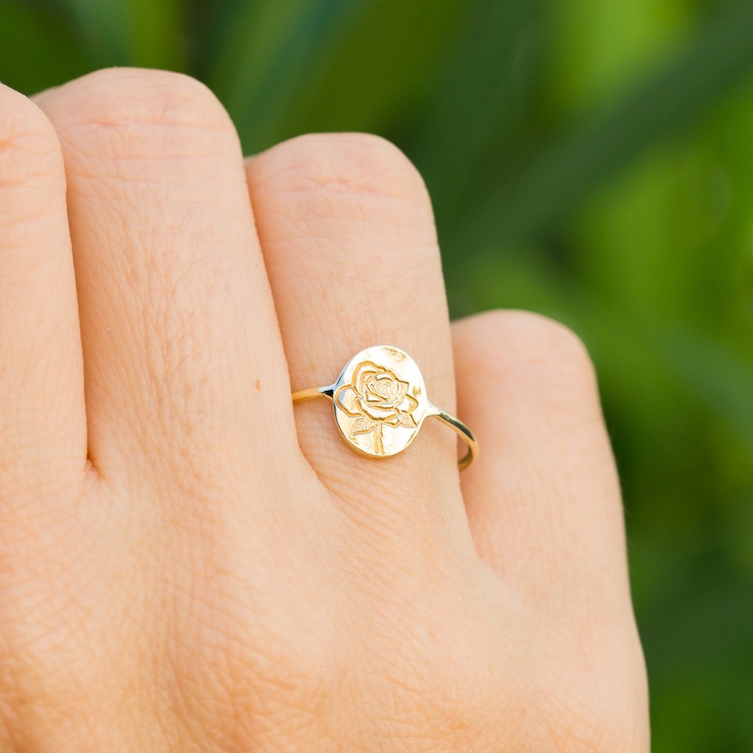 Rose Flower Ring in Oval<br/>
.<br/>
.<br/>
.<br/>
#ianassa #minimaljewelry #greekbrand #silverjewelry #jewelrydesign #jewellery #rose #handcraftedjewelry #flowers