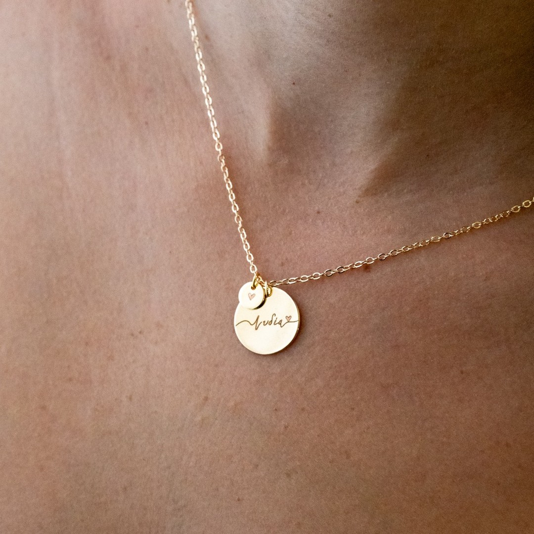 Personalized Necklaces ~ Μπορείς να φτιάξεις το δικό σου μοναδικό κόσμημα, είτε για εσένα ή για δώρο, επιλέγοντας μέσα απο πολλές γραμματοσειρές και illustrations που σου αρέσουν. Διαθέτουμε ποικιλία υλικών απο τα οποία μπορούμε να κατασκευάσουμε, όπως ασήμι 925, ατσάλι, 14K Gold Filled (ένα απο τα καλύτερα υλικά σε αντοχή και ποιότητα μετά το ατόφιο χρυσό). Επισκέψουμε την σελίδα μας ~ ianassa.com ~ για να φτιάξεις το δικό σου, μοναδικό κόσμημα κι εμείς θα στο αποστείλουμε χωρίς επιπλέον έξοδα αποστολής<br/>
.<br/>
.<br/>
.<br/>
#ianassa #greekhandmade #greekjewelry #handmadejewelry #personalized #κολιέ #δώρο #δωρεαν_εξοδα_αποστολης #κολιέχειροποίητο #δωρα #γαμος