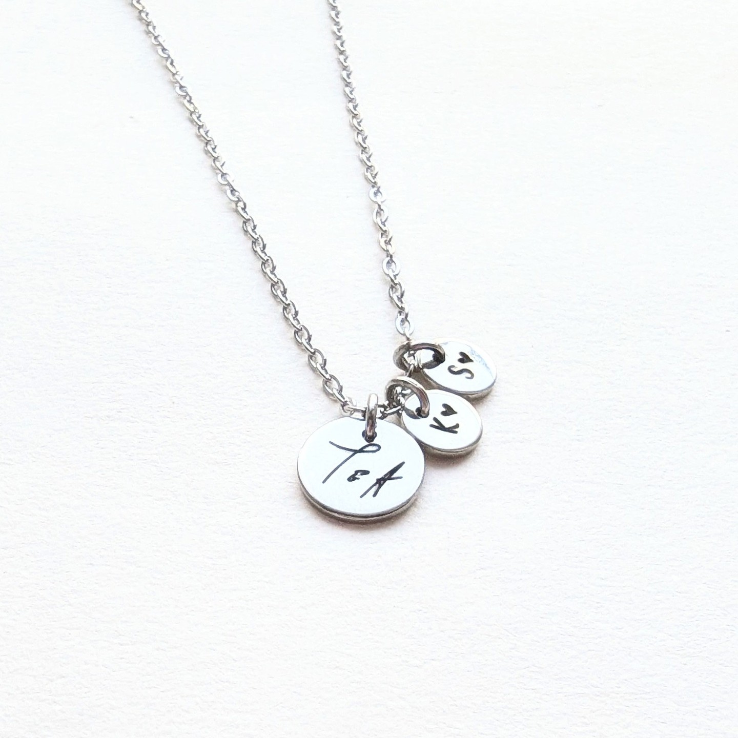 Personalized Necklaces ~ Μπορείς να φτιάξεις το δικό σου μοναδικό κόσμημα, είτε για εσένα ή για δώρο, επιλέγοντας μέσα απο πολλές γραμματοσειρές και illustrations που σου αρέσουν. Διαθέτουμε ποικιλία υλικών απο τα οποία μπορούμε να κατασκευάσουμε, όπως ασήμι 925, ατσάλι, 14K Gold Filled (ένα απο τα καλύτερα υλικά σε αντοχή και ποιότητα μετά το ατόφιο χρυσό). Επισκέψουμε την σελίδα μας ~ ianassa.com ~ για να φτιάξεις το δικό σου, μοναδικό κόσμημα κι εμείς θα στο αποστείλουμε χωρίς επιπλέον έξοδα αποστολής<br/>
.<br/>
.<br/>
.<br/>
#ianassa #greekhandmade #greekjewelry #handmadejewelry #personalized #κολιέ #δώρο #δωρεαν_εξοδα_αποστολης #κολιέχειροποίητο #δωρα #γαμος