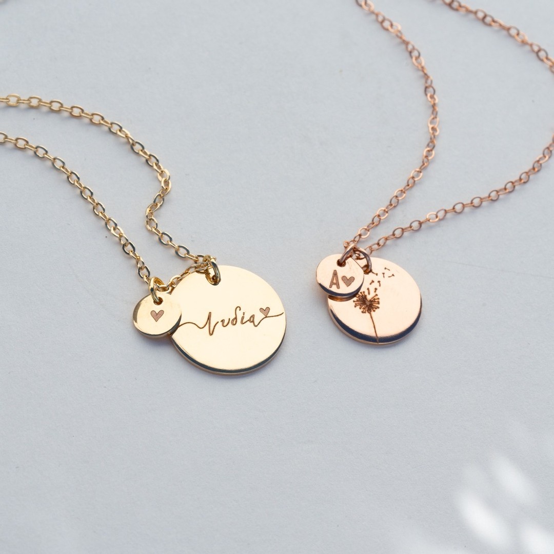 Personalized Necklaces ~ Μπορείς να φτιάξεις το δικό σου μοναδικό κόσμημα, είτε για εσένα ή για δώρο, επιλέγοντας μέσα απο πολλές γραμματοσειρές και illustrations που σου αρέσουν. Διαθέτουμε ποικιλία υλικών απο τα οποία μπορούμε να κατασκευάσουμε, όπως ασήμι 925, ατσάλι, 14K Gold Filled (ένα απο τα καλύτερα υλικά σε αντοχή και ποιότητα μετά το ατόφιο χρυσό). Επισκέψουμε την σελίδα μας ~ ianassa.com ~ για να φτιάξεις το δικό σου, μοναδικό κόσμημα κι εμείς θα στο αποστείλουμε χωρίς επιπλέον έξοδα αποστολής<br/>
.<br/>
.<br/>
.<br/>
#ianassa #greekhandmade #greekjewelry #handmadejewelry #personalized #κολιέ #δώρο #δωρεαν_εξοδα_αποστολης #κολιέχειροποίητο #δωρα #γαμος