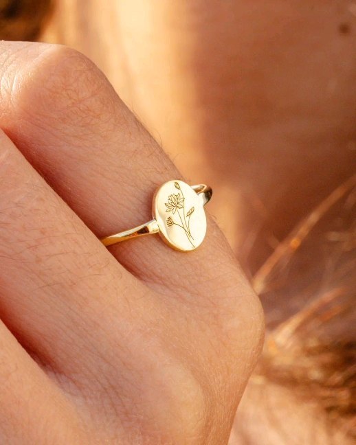 Lotus Ring 🪷 <br/>
.<br/>
.<br/>
.<br/>
#lotusring #handmadejewelry #jewelrydesigner #metalsmith #floral #jewelrydesign #silverjewelry925 #sterlingsilver #ianassa #goldring #goldvermeiljewellery #sterlingsilverring #naturejewelry #lotus #lotusjewelry #goodluckjewelry #goodluckring #luckyjewelry #luckyring #engravedgifts #personalizedgifts #personalisedgifts #custommade #handmade